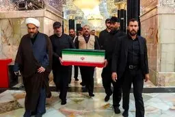لحظه ورود پیکر رهبر شهید و خانواده به حرم امام حسین(ع)
