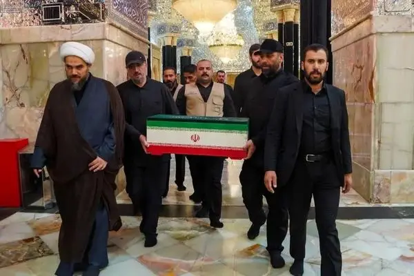 لحظه ورود پیکر رهبر شهید و خانواده به حرم امام حسین(ع)
