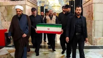 لحظه ورود پیکر رهبر شهید و خانواده به حرم امام حسین(ع)