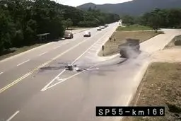 تصادف وحشتناک و مرگ راکب موتورسیکلت زیر کامیون