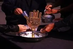 سفیر ژاپن در عراق پای دیگ نذری امام حسین(ع)
