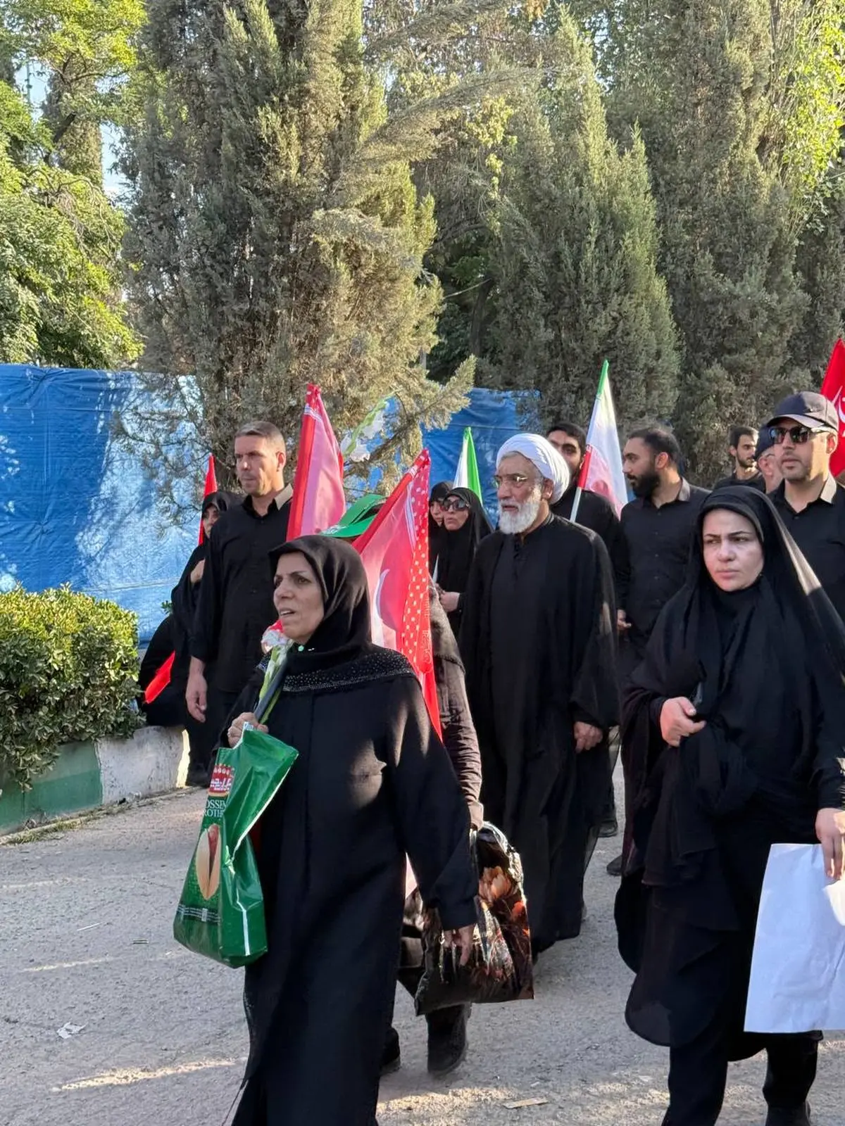 حضور مصطفی پورمحمدی در مراسم نماز بر پیکر رهبر شهید انقلاب