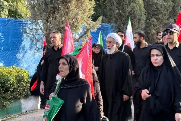 حضور مصطفی پورمحمدی در مراسم نماز بر پیکر رهبر شهید انقلاب