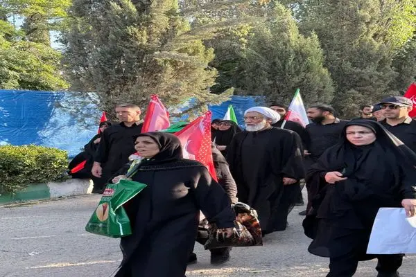 حضور مصطفی پورمحمدی در مراسم نماز بر پیکر رهبر شهید انقلاب