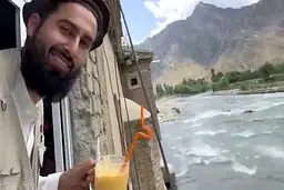 طالبان گردشگری جنگی راه انداخت؛ بارفیکس روی تانک منفجرشده!