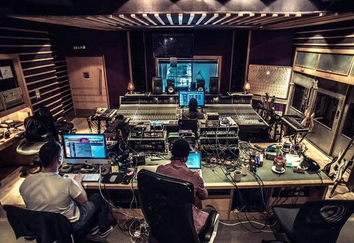 آبروریزی کارشناس ضدانقلاب بدون شلوار در لایو صفحه مجازی