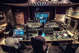 آبروریزی کارشناس ضدانقلاب بدون شلوار در لایو صفحه مجازی