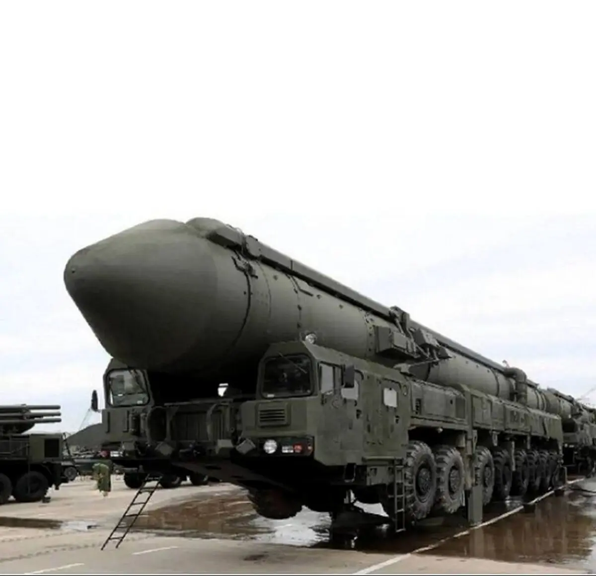 رونمایی از غول موشکی ۲۷ تنی رستاخیز ایران 