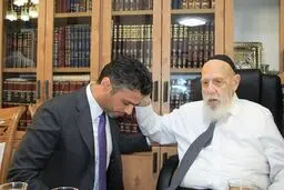 انتشار این عکس در امارات جنجال به‌پا کرد؛ تبرک سفیر با دست خاخام!