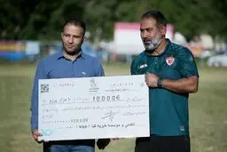 فروش پیراهن  مهدوی کیا برای  زلزله زدگان خوی