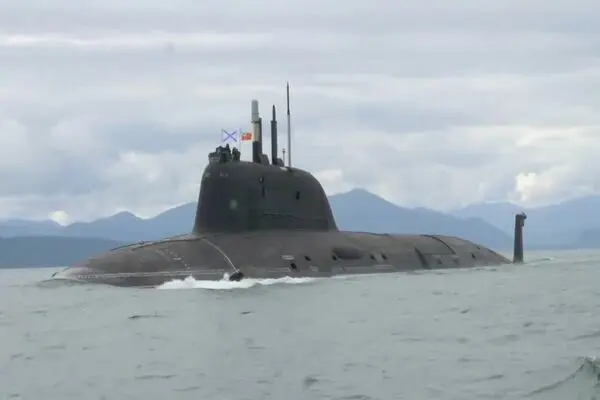 لحظه شلیک دو موشک کروز توسط زیردریایی اتمی روسیه