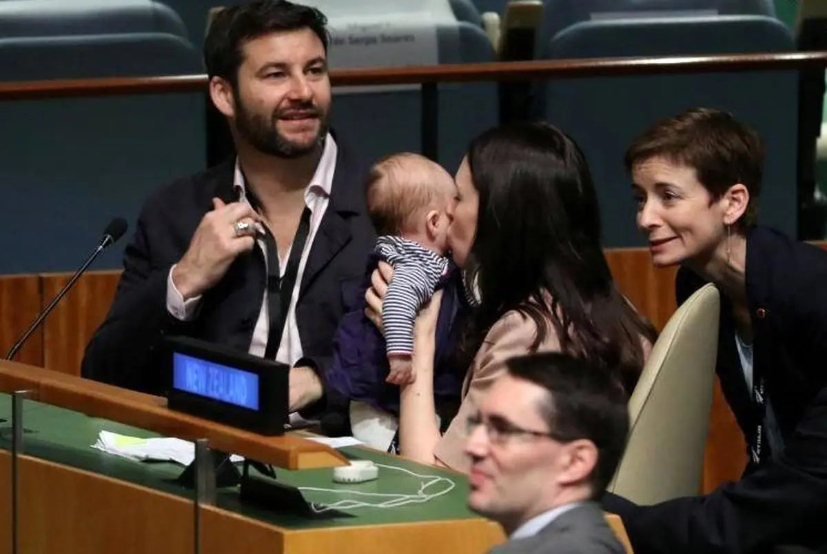 نخست‌وزیری که با نوزادش به سازمان ملل رفت! / عکس