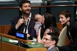 نخست‌وزیری که با نوزادش به سازمان ملل رفت! / عکس