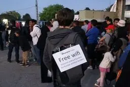 اینترنت رایگان برای پناهجویان اروپا/عکس
