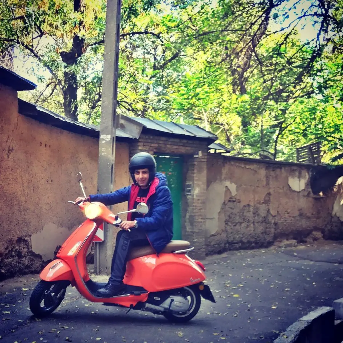 موتورسواری حمید گودرزی تو کوچه های شمرون + عکس