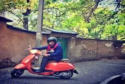 موتورسواری حمید گودرزی تو کوچه های شمرون + عکس