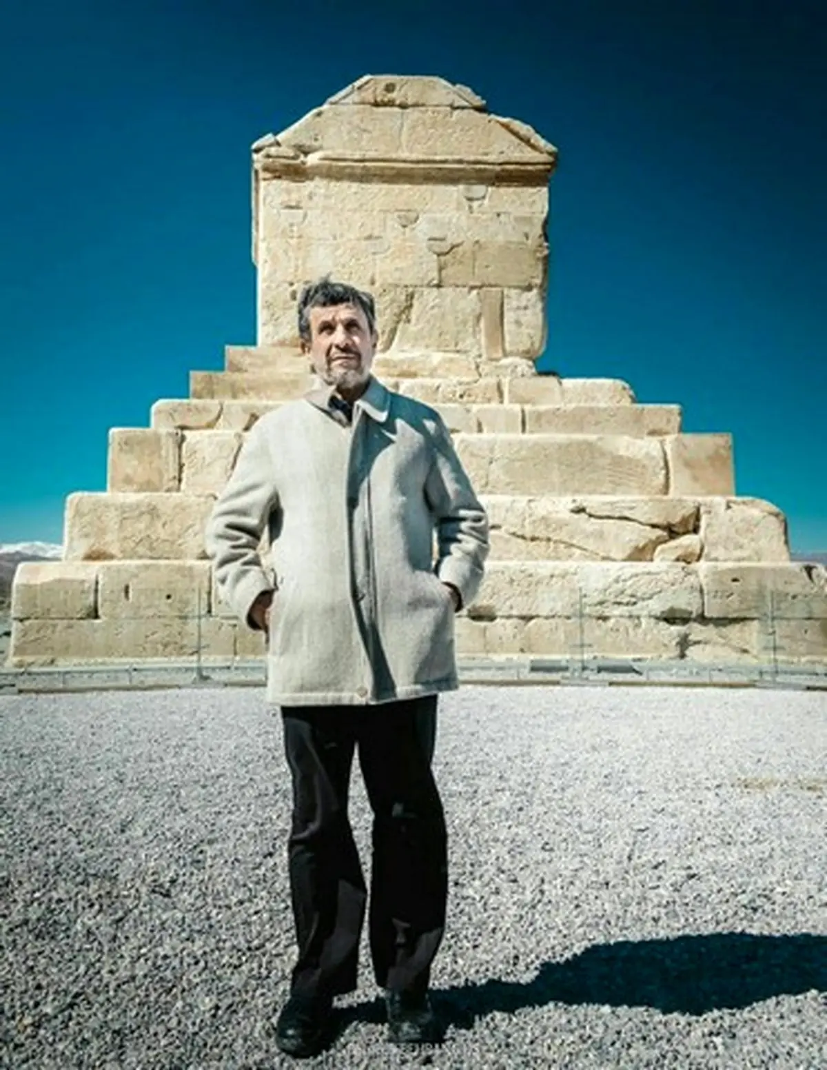 احمدی نژاد در کنار آرامگاه کوروش/عکس