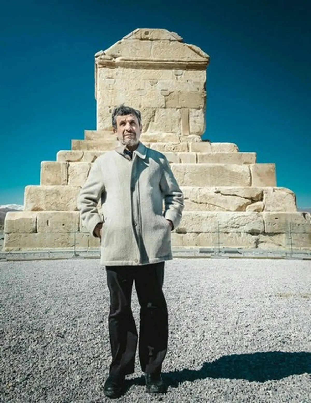 احمدی نژاد در کنار آرامگاه کوروش/عکس
