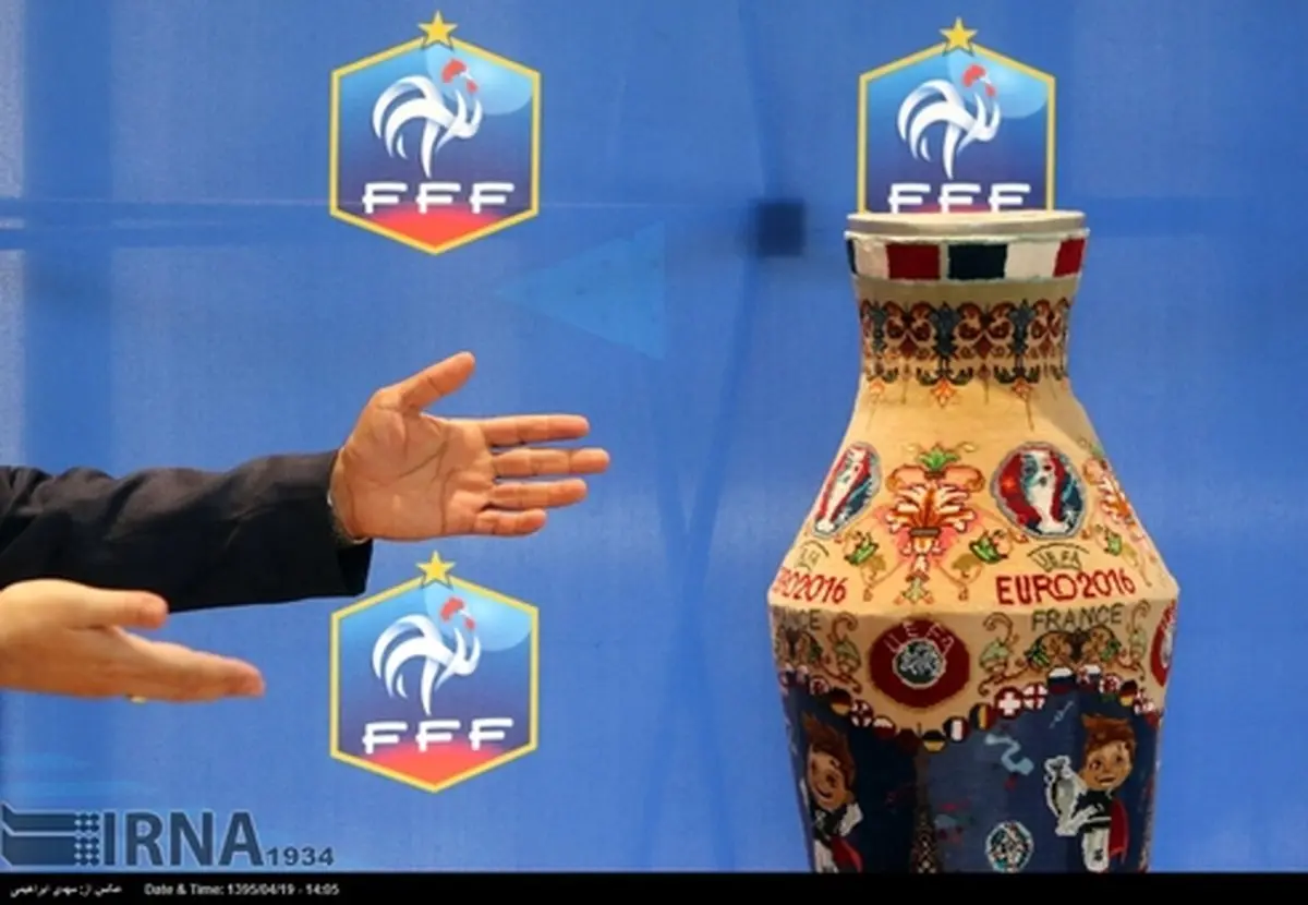 اهدای فرش ایرانی به فدراسیون فوتبال فرانسه/تصاویر