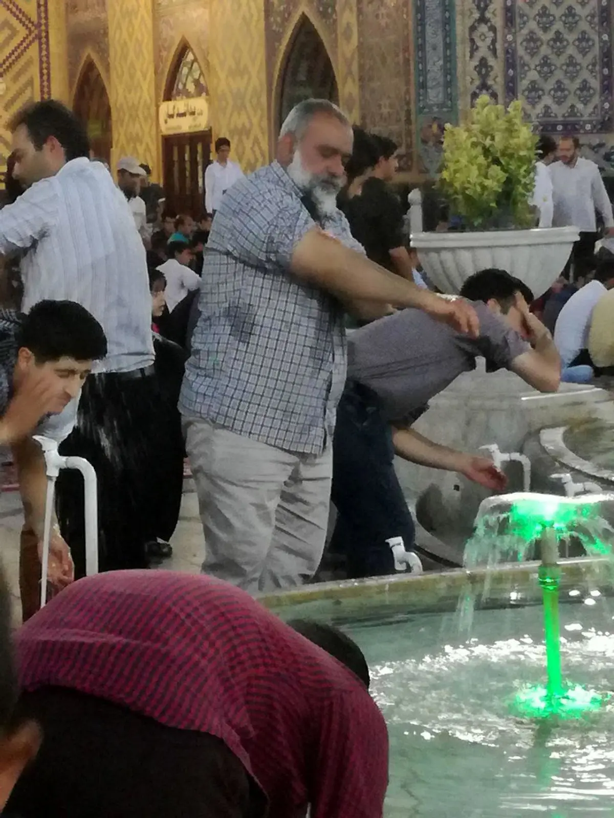 عکس سردار نقدی در حرم امام رضا(ع)