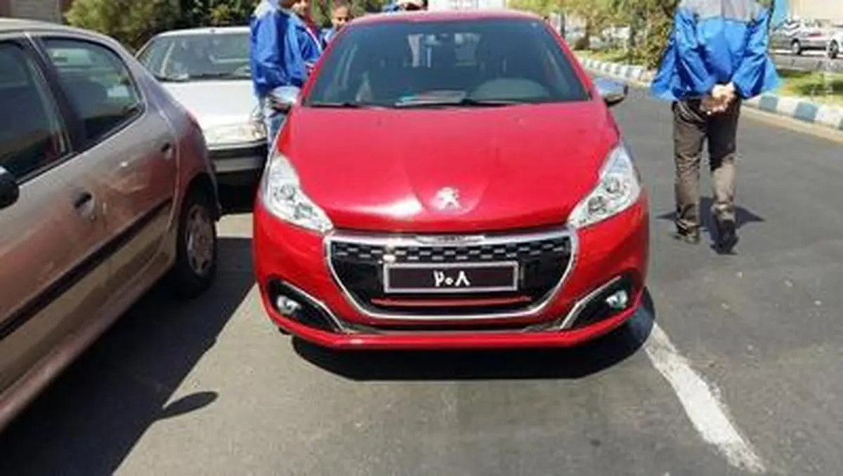 پژو 208 جدیدترین محصول ایرانخودرو در خیابان های تهران/تصاویر