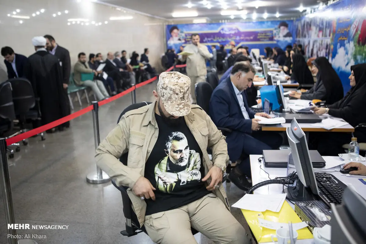 عکسی خاص روی تی شرت یکی از ثبت نام کنندگان انتخابات مجلس