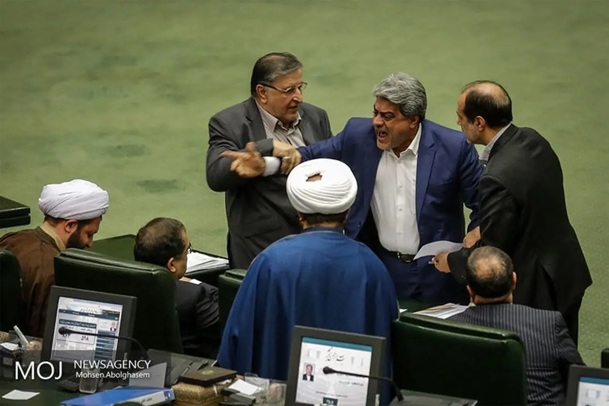 تصاویری از درگیری لفظی نماینده مجلس با وزیر بهداشت