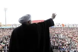 سخنرانی روحانی در جمع مردم کنگان/تصاویر