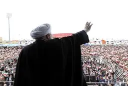سخنرانی روحانی در جمع مردم کنگان/تصاویر