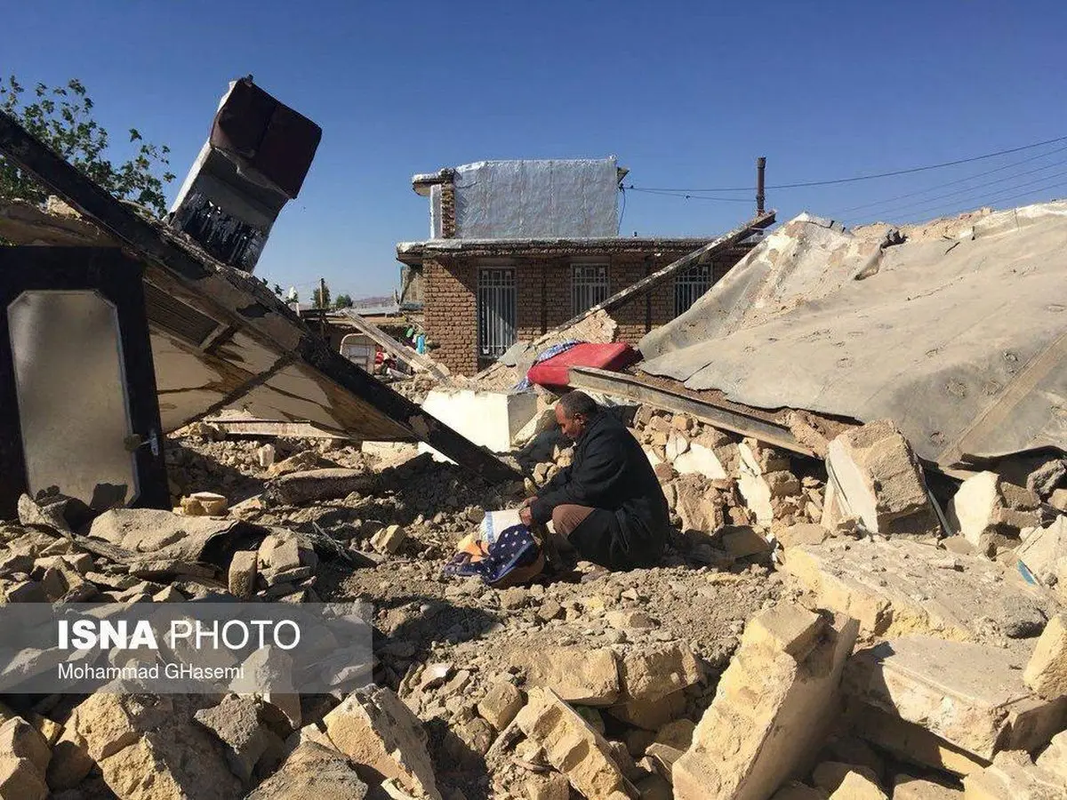 تصویری دردناک از گریه پدری بر سر جای خواب فرزندش که زیر آوار فوت کرد