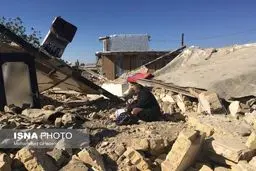 تصویری دردناک از گریه پدری بر سر جای خواب فرزندش که زیر آوار فوت کرد