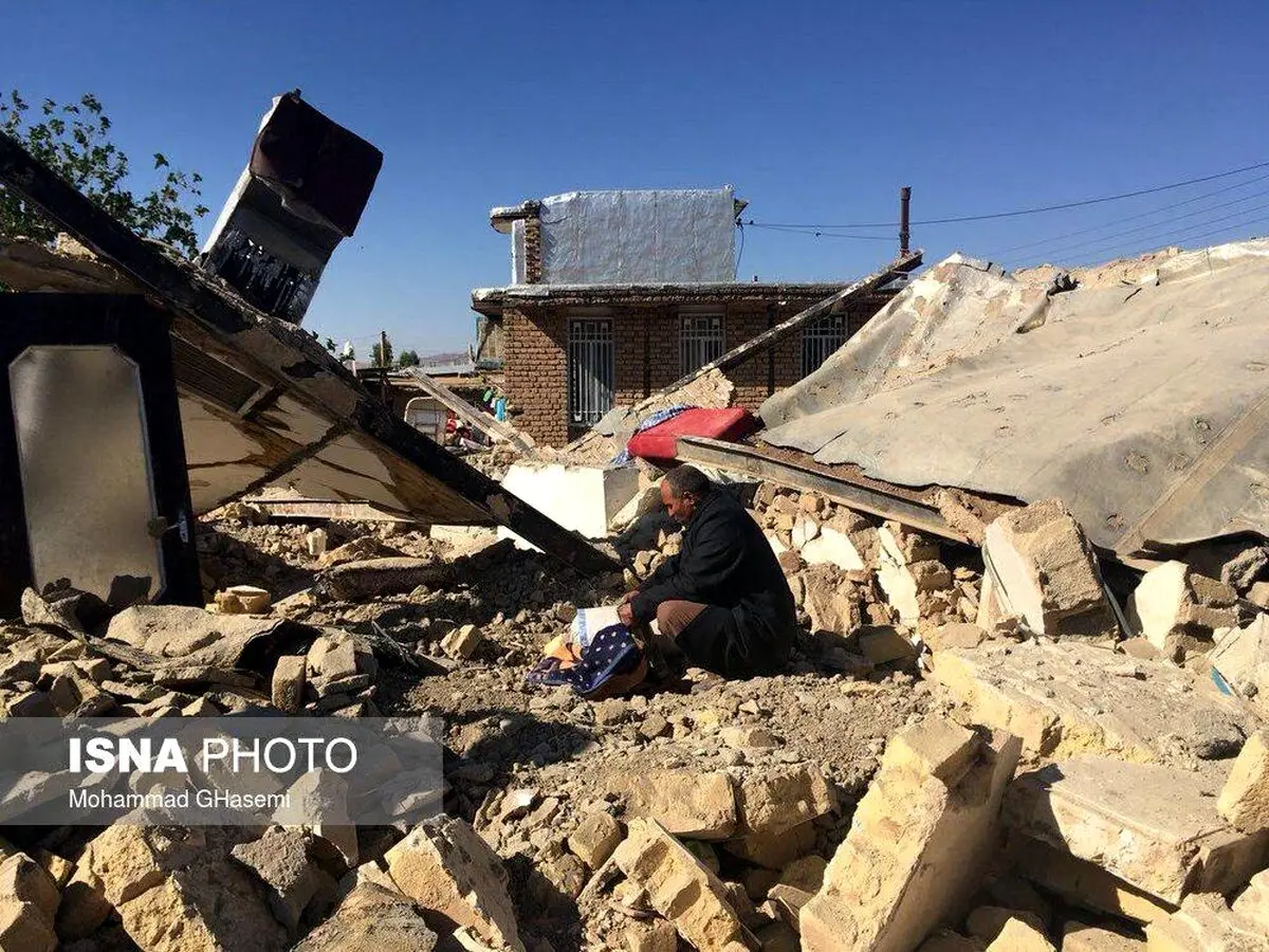 تصویری دردناک از گریه پدری بر سر جای خواب فرزندش که زیر آوار فوت کرد