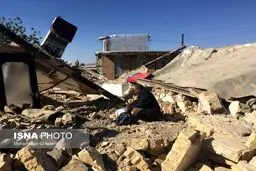 تصویری دردناک از گریه پدری بر سر جای خواب فرزندش که زیر آوار فوت کرد