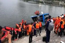 سقوط اتوبوس حامل دانش‌آموزان به درون رودخانه در چین