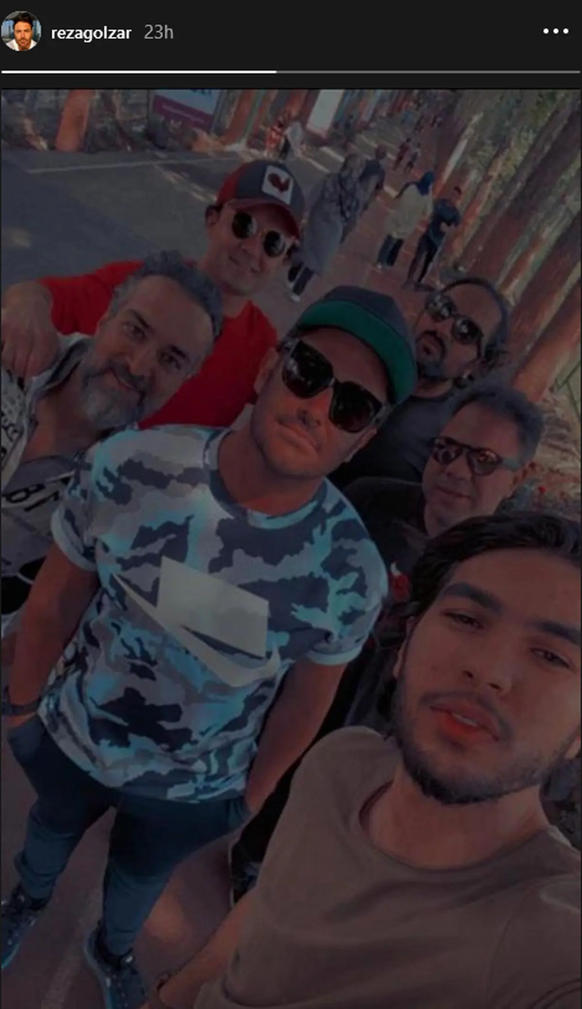 گردش محمدرضا گلزار با رفقا در پارک + عکس