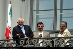 خنده ظریف در بالکن هتل کوبرگ وین / عکس