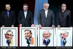 اعضای تیم مذاکره کننده هسته ای در کنار کاریکاتورشان/عکس