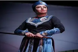 پوشش متفاوت همسر جواد عزتی در یک تئاتر + عکس