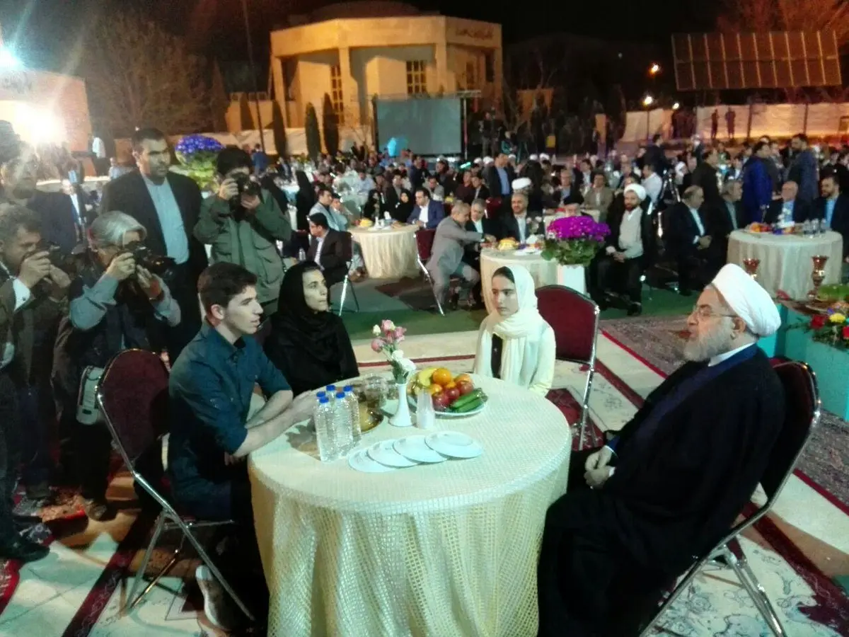 عکسی متفاوت از حسن روحانی در لحظه تحویل سال نو