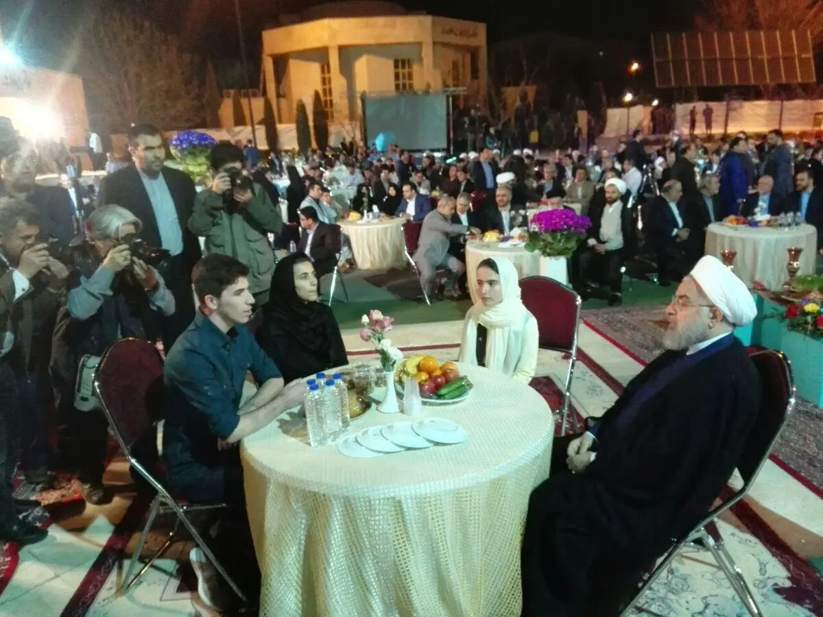 عکسی متفاوت از حسن روحانی در لحظه تحویل سال نو
