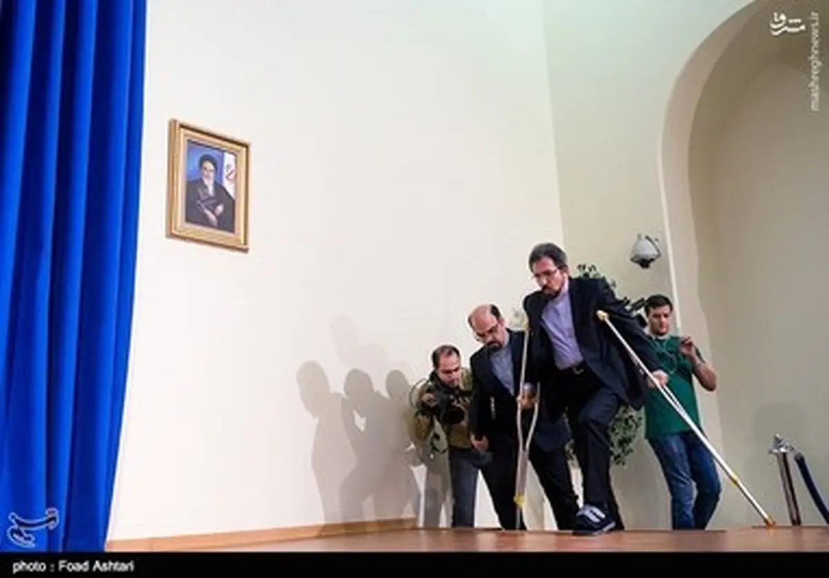 حضور آقای سخنگو با پای شکسته در جمع خبرنگاران/تصاویر