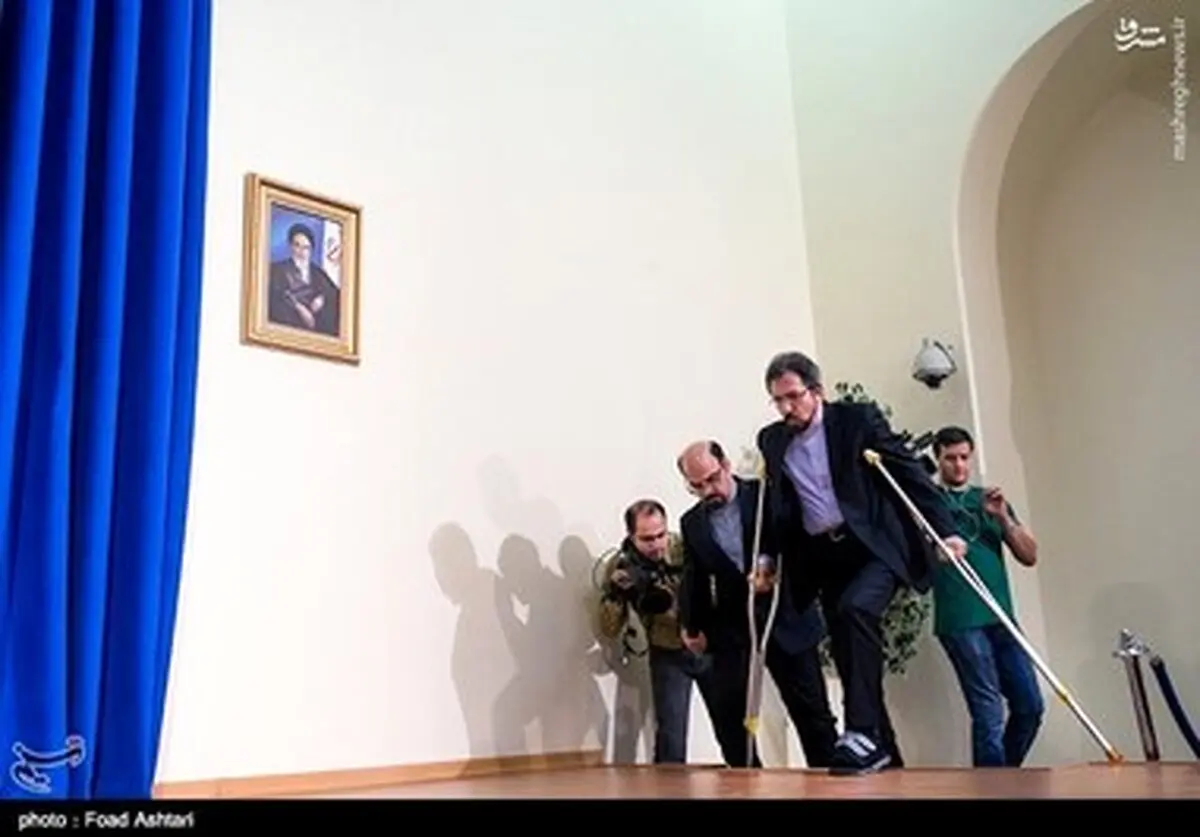 حضور آقای سخنگو با پای شکسته در جمع خبرنگاران/تصاویر