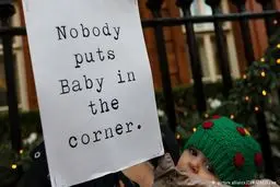 شیر دادن اعتراضی مادران بریتانیایی به نوزادان در ملاءعام +عکس