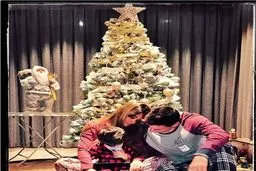خانواده مسي زير درخت کريسمس/ عکس