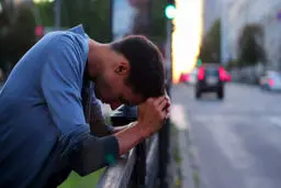 8 عادت مبتلایان به افسردگی پنهان