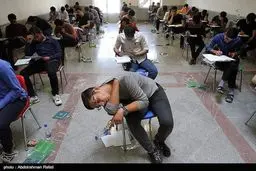 تصویری عجیب از یک دانش آموز در جلسه کنکور