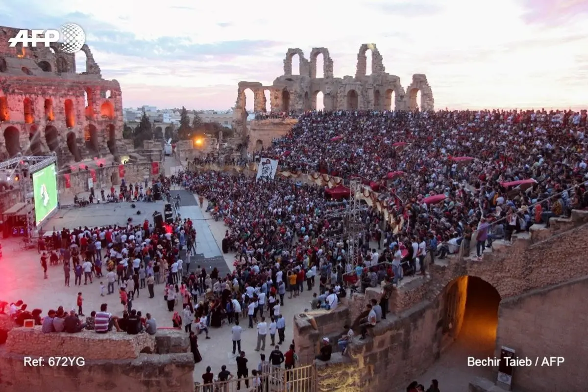 تماشای فوتبال در آمفی تئاتر دوهزارساله روم باستان/عکس