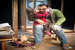 بوسه بامزه دخترکوچولو کورش سلیمانی بر روی گونه اش/ عکس