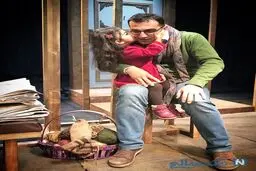 بوسه بامزه دخترکوچولو کورش سلیمانی بر روی گونه اش/ عکس