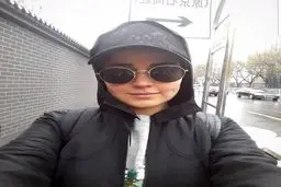 سلفی متفاوت افسانه پاکرو در خیابان های چین/ عکس